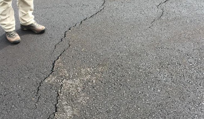 Hơn 600 trận động đất tấn công, núi lửa Hawaii bừng tỉnh phun tro bụi dữ dội